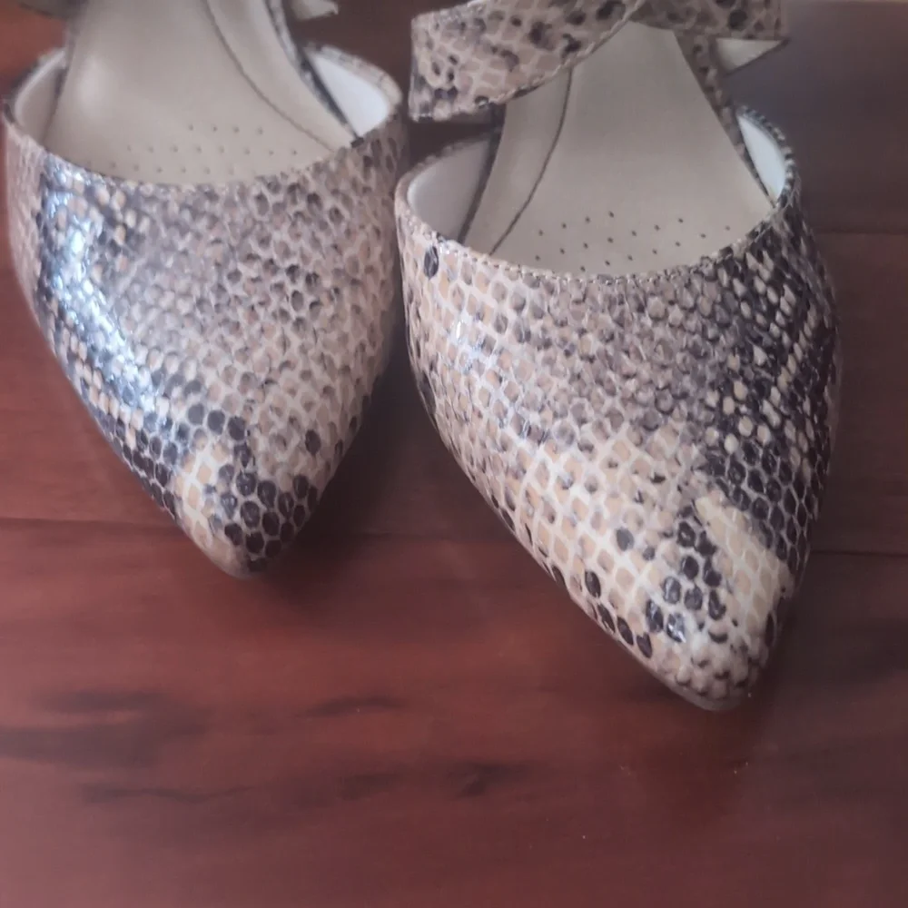 Life Stride Tan Heels with Snakeskin Pattern Size 8.5